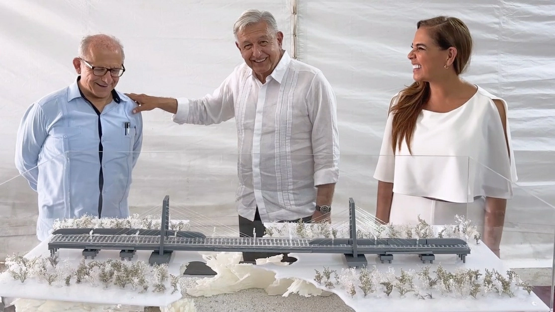 Diego Prieto, titular del INAH, explica al presidente López Obrador y a la gobernadora de Quintana Roo, Mara Lezama, cómo se preservará el sistema de cuevas.Foto tomada del video publicado en redes sociales