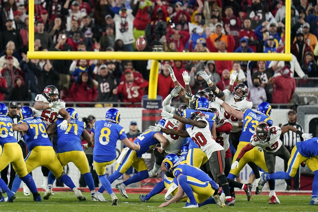 Un gol de campo de Matt Gay de 30 yardas acabó con las esperanzas de Carneros de repetir el campeonato y de Tom Brady de lograr su octavo título. El mariscal del 44 años condujo a equipo desde un adverso 27-3 en el cuarto final hasta igualar a 27 en el último minuto. Tampa y 49’s disputarán el domingo el título de la Conferencia Nacional. Foto Ap