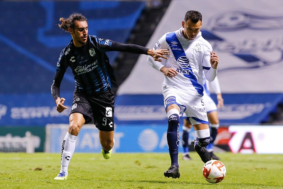 Sebastián Sosa (izq) del Querétaro y el jugador de l Puebla, Daniel Arreola (der) disputan la esférica durante el encuentro. Foto Jam Media