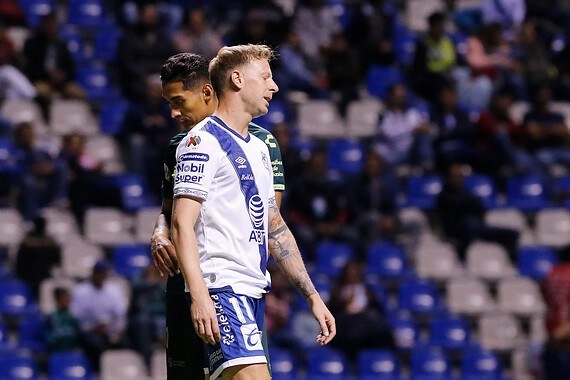 El delantero del Puebla, Cristian Menéndez reacciona durante una jugada en el encuentro. Foto Jam Media