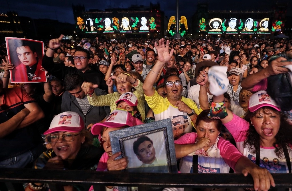 Después de que la Cineteca Nacional fue insuficiente la semana pasada para recibir a los admiradores de ‘El Divo de Juárez’, anoche la principal plaza pública del país albergó a unos 70 mil fieles que bailaron y cantaron durante la proyección del concierto ‘Mis 40 en Bellas Artes’, que el autor del ‘Noa Noa’–fallecido hace ocho años– ofreció en 2013. Foto Marco Peláez 
