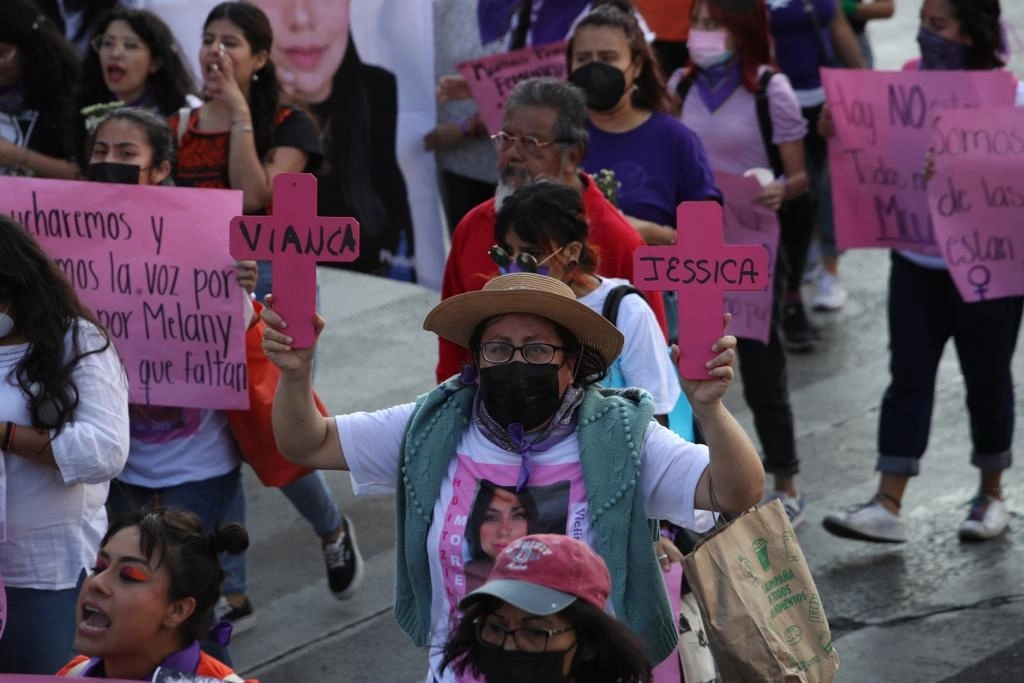 Mujeres durante la marcha por el Día Internacional de Eliminación de la Violencia contra las Mujeres. Foto Yazmín Ortega