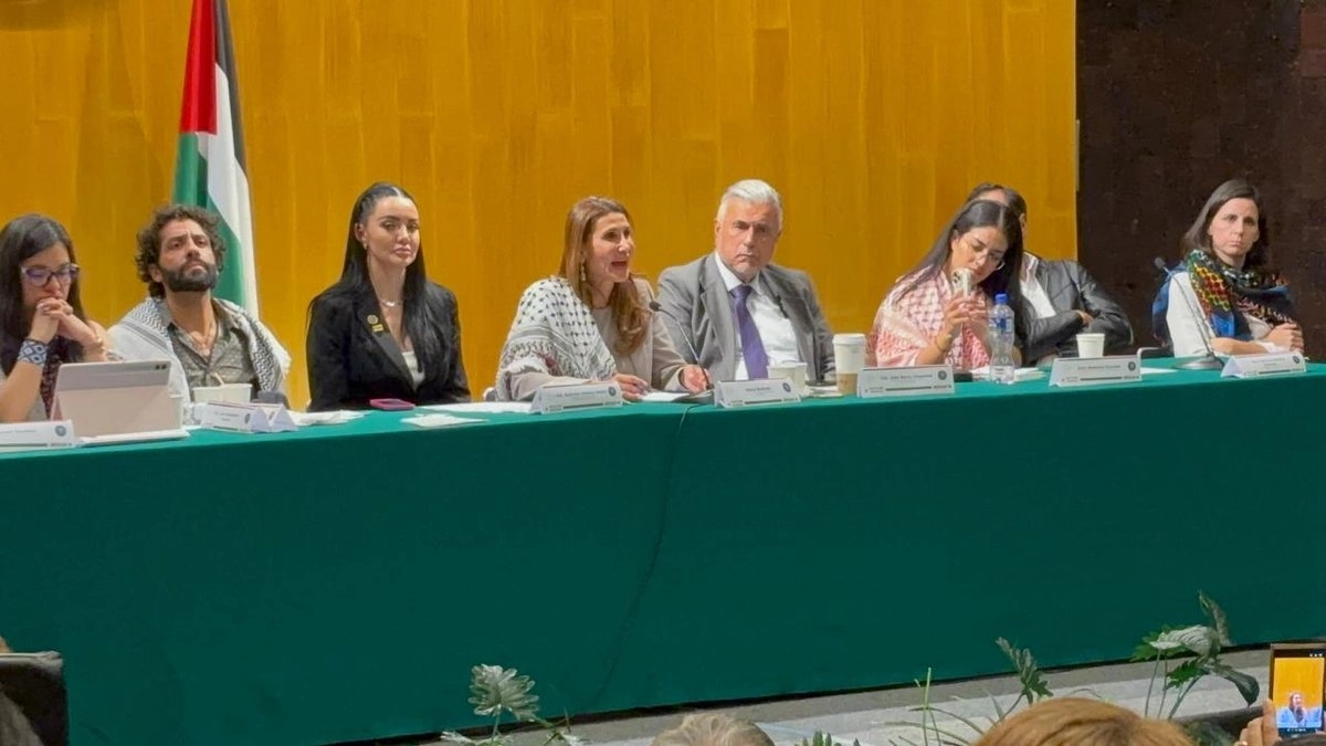 La Embajadora de Palestina en México, Nadya Rasheed (cuarta de izq. a der.) en un encuentro con diputados de todos los grupos parlamentarios en San Lázaro. Foto