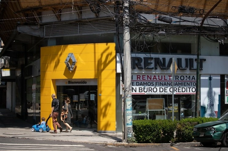 Agencia de automóviles en la Ciudad de México. Foto Pablo Ramos / Archivo

