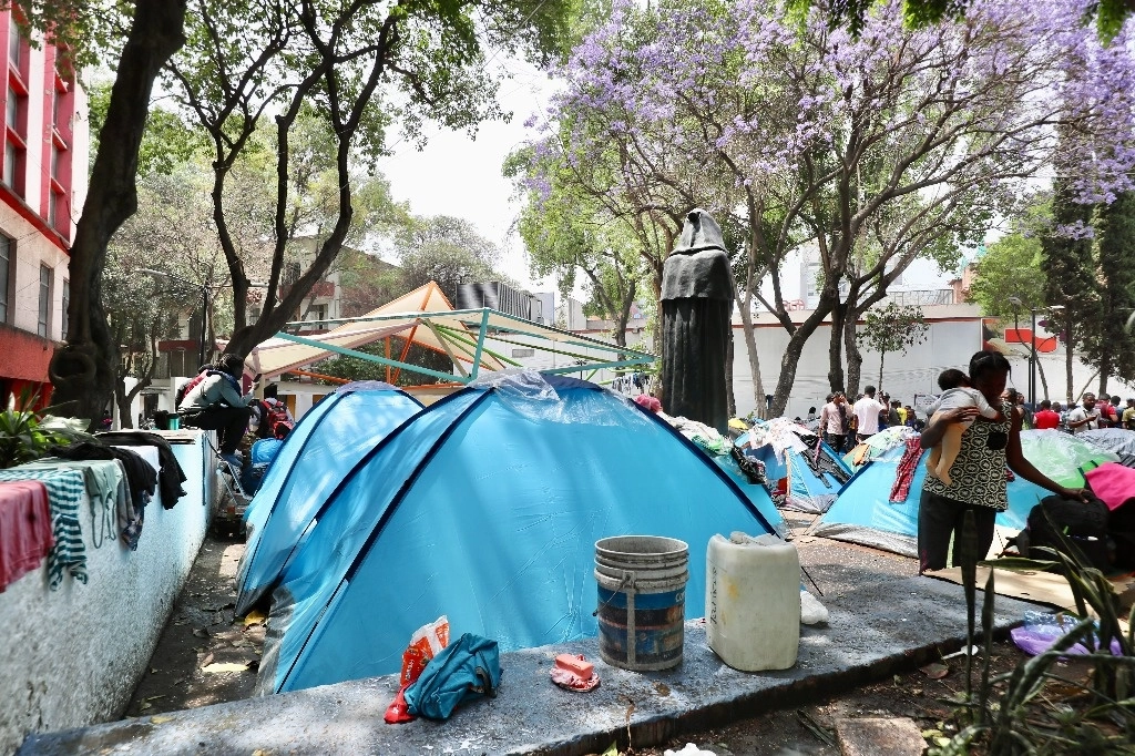 Campamento migrante instalado en la plaza Giordano Bruno en la colonia Juárez, alcaldía Cuauhtémoc. Foto Roberto García 
