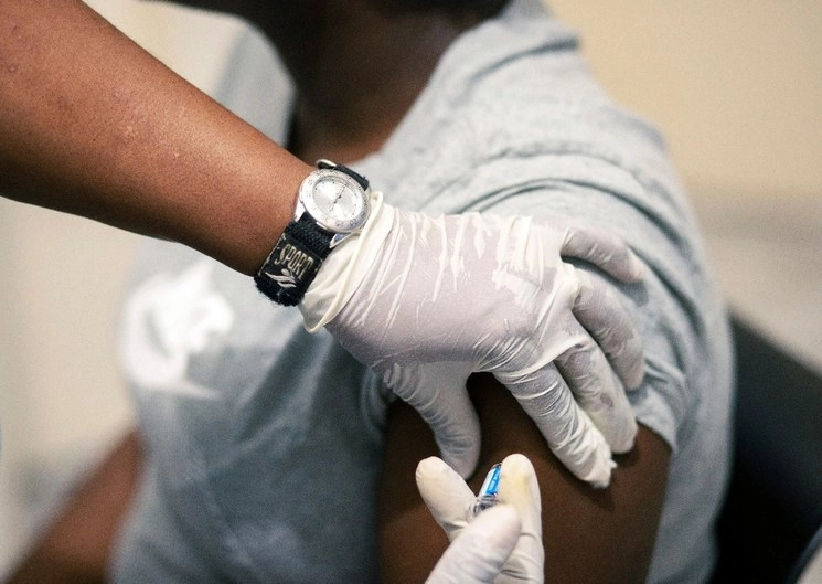 Sisi Ndebele recibe una vacuna contra la influenza estacional en una clínica en Johannesburgo, Sudáfrica. Foto AP 