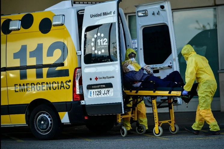 Personal médico en España usan equipo especial para atender a los pacientes en Logroño, al norte del país. Foto Ap 