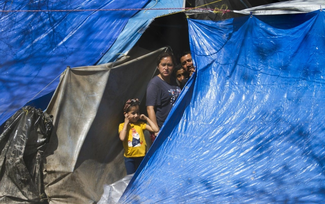 En la imagen, campamento de indocumentados en Matamoros, Tamaulipas, donde aún alrededor de cien esperan el llamado. Foto Cuartoscuro