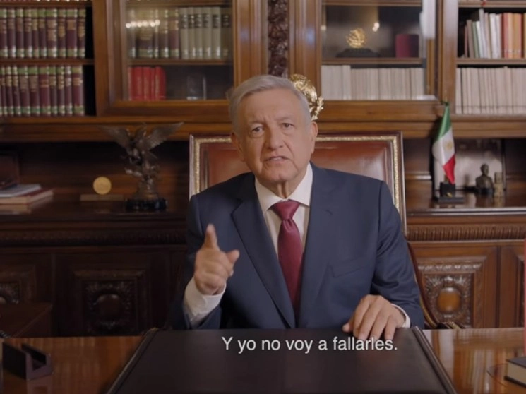 “Desde los tiempos de Madero no atacaban tanto a un presidente como ahora, pero tengo el orgullo de que me está respaldando el pueblo, el 70 por ciento de los mexicanos está de acuerdo con la transformación y yo no voy a fallarles”, afirma en el mensaje. Imagen tomada del video difundido por el presidente López Obrador a través de redes sociales 