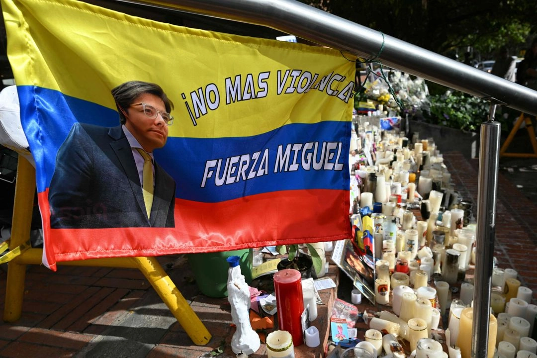 Miguel Uribe, quien recibió un disparo la semana pasada en un evento público, fue operado de emergencia el 16 de junio de 2025 debido a una hemorragia cerebral, y su estado es extremadamente crítico. 