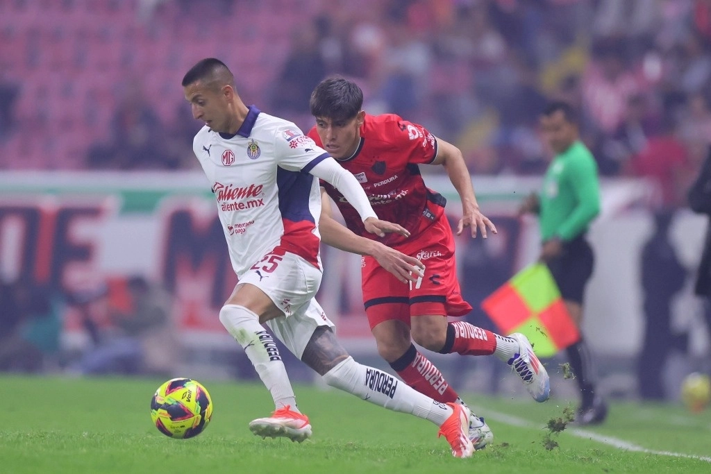Todos los síntomas de un encuentro de bajo nivel se dieron en Guadalajara. Hubo silbidos, bostezos, momentos en los que la pelota no pasaba del medio campo y los porteros parecían simples espectadores bajo los tres postes. Foto tomada de X @Chivas.