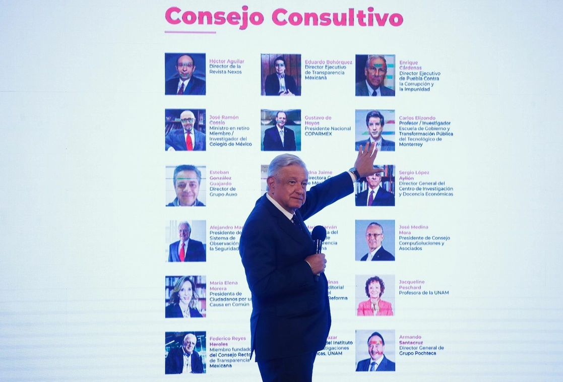 El presidente de México Andrés Manuel López Obrador muestra el comité consultivo de los que forman un grupo de conservadores que se encuentran en los medios de comunicación, durante la conferencia matutina en el salón Tesorería de Palacio Nacional, en la Ciudad de México, el 12 de mayo de 2021. Foto Cristina Rodríguez