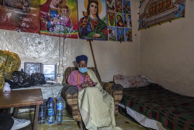 El monje etíope, Tilahun Woldemichael superó el coronavirus a sus 114 años. Foto Ap 