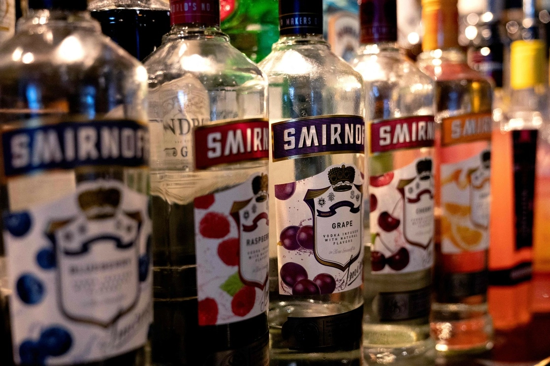 Botellas de vodka con sabor se alinean en el bar y parrilla Caddies en Bethesda, Maryland, el 28 de febrero de 2022. Foto Afp