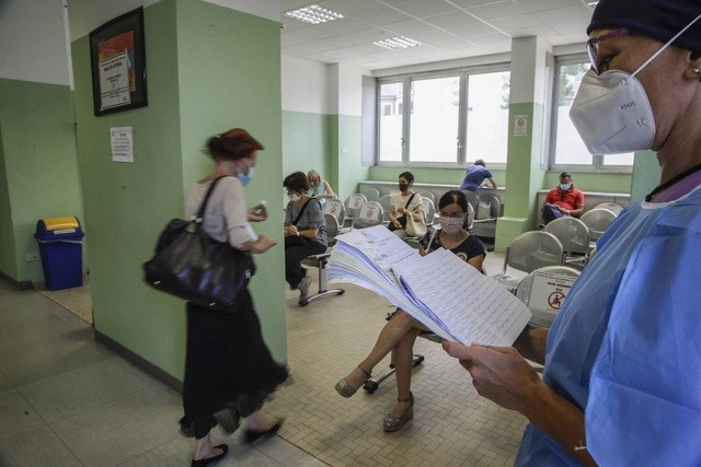 En el hospital San Carlo de Milán, Italia, una trabajadora de la Salud llama a pacientes que se realizarán la prueba para detectar Covid-19. Foto Ap
