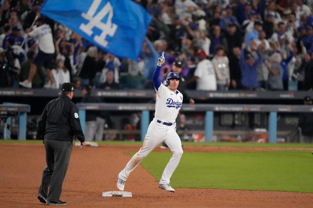 Los Dodgers no arrojaron la toalla frente a sus 52 mil aficionados y, tras llenar las bases, Freeman conectó un jonrón de cuatro carreras para que los locales se anotaran el primer triunfo de esta serie al mejor de siete partidos. Foto Ap.