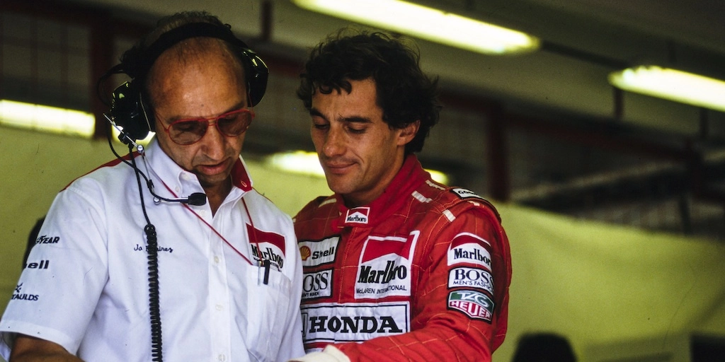 El ingeniero mecánico (izquierda) pone a Verstappen a la altura de Ayrton Senna (derecha). Foto México GP.