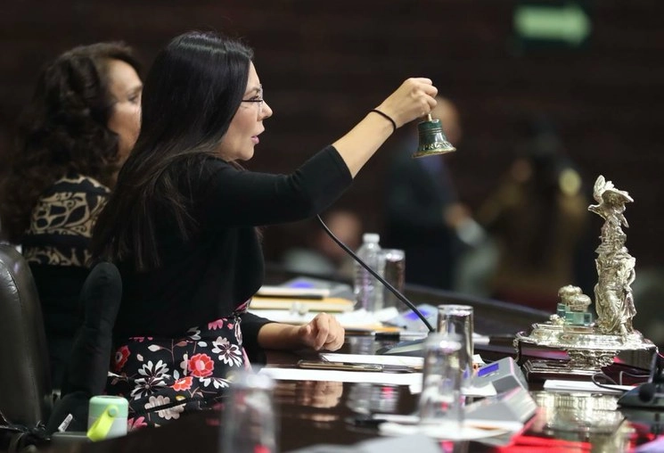 La presidenta de la Mesa Directiva de la Cámara de Diputados, Laura Rojas, da inicio a la sesión plenaria, el 18 de marzo de 2020. Foto José Antonio López
