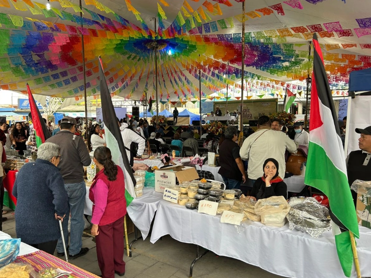 Asistentes a la tercera feria del maíz en la explanada de San Salvador Atenco. 