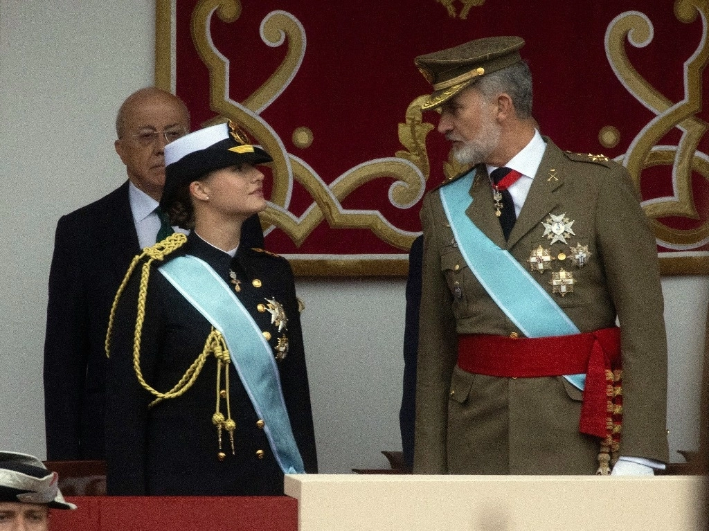 El rey Felipe VI y la princesa Leonor durante el desfile militar por el 12 de octubre, en la Plaza de Cánovas del Castillo, en Madrid. Foto Europa Press 