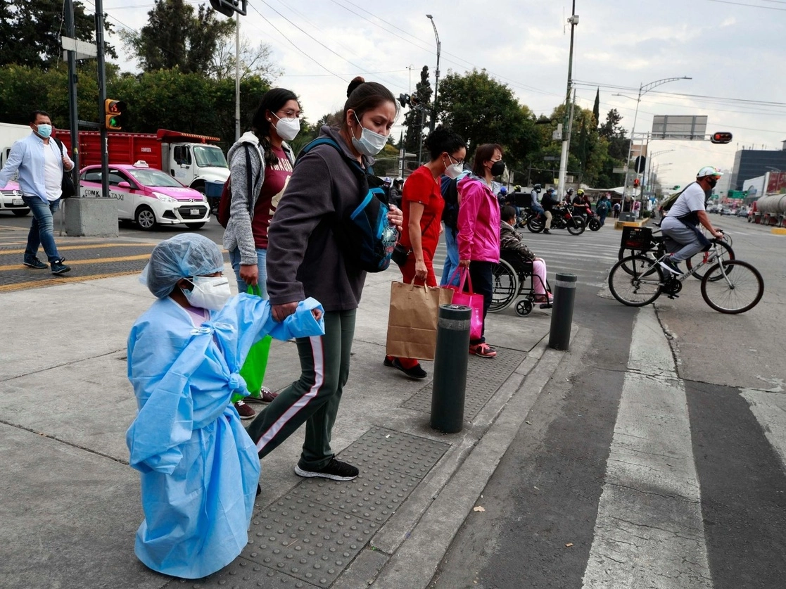 Claudia Sheinbaum expuso ayer que 60 por ciento de los contagios ocurren en fiestas y reuniones familiares; no hay indicios de que el Centro Histórico sea "foco rojo". La imagen, de una madre y su hija cerca del Centro Médico Nacional Siglo XXI. Foto Alfredo Domínguez