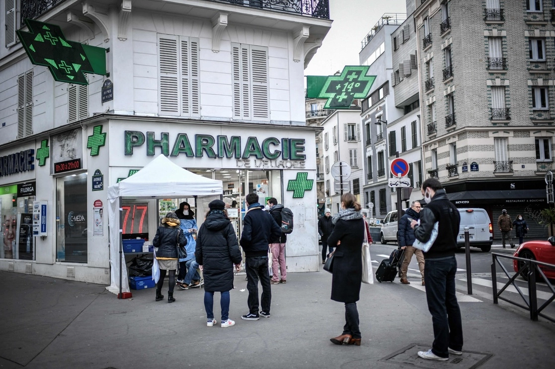 Las autoridades sanitarias francesas han registrado cerca de 300 mil nuevos casos de Covid-19 en las últimas 24 horas. En la imagen, pacientes esperan en una farmacia a que les apliquen la prueba del coronavirus en París. Foto Afp / Archivo