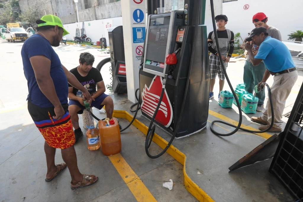 Petróleos Mexicanos informó que ya son 17 las gasolineras en funcionamiento en Acapulco, Guerrero, además de la llegada de un buque tanque al puerto. La imagen, del 29 de octubre de 2023. Foto Pablo Ramos