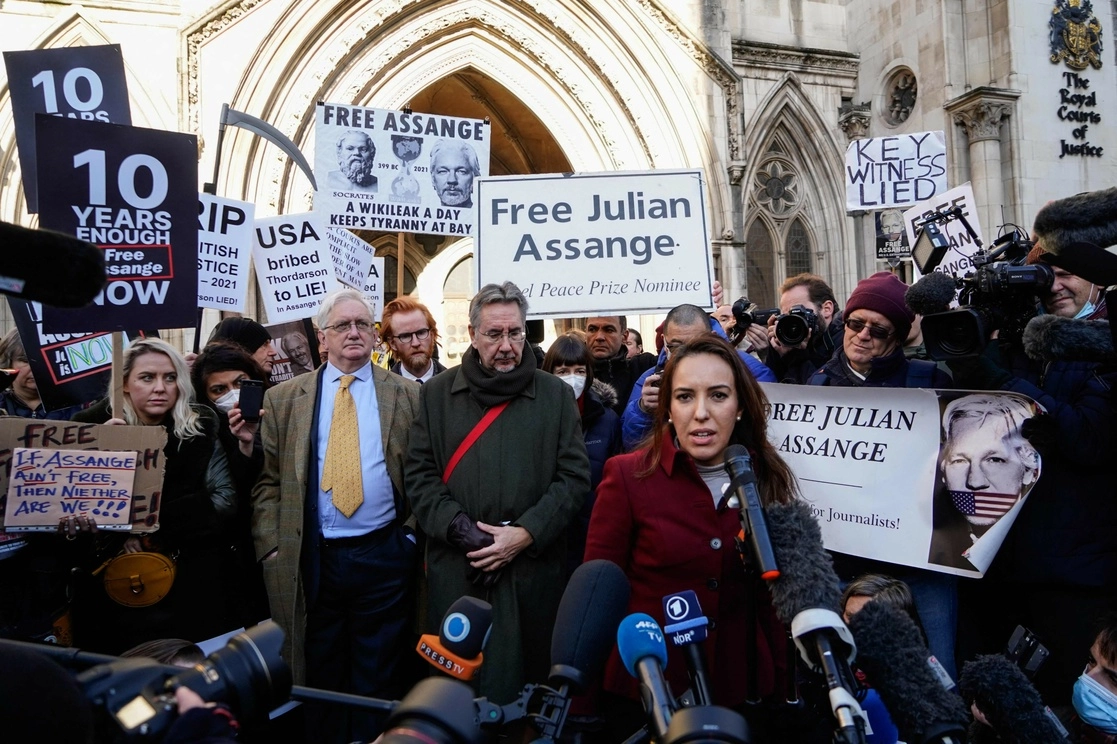 Una corte de apelaciones británica abrió la puerta a la extradición de Julian Assange a EU, donde sería juzgado por 17 cargos de espionaje y uno por mal uso de computadoras. Mientras, cientos de simpatizantes del fundador de Wikileaks se manifestaban afuera del recinto judicial. Foto Afp