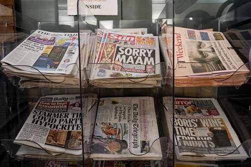 El 'Partygate' que amenaza el puesto de Boris Johnson acaparó las portadas de los rotativos de Londres, Gran Bretaña, después de que el viernes el premier ofreciera disculpas a la reina Isabel II por los convivios en la casa de gobierno. Foto Ap