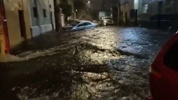 La tormenta que azotó la noche del lunes la zona metropolitana de Guadalajara generó corrientes que arrastraron a nueve personas, a quienes se rescató con vida y dañaron a un centenar de vehículos. Imagen tomada de @PCJalisco