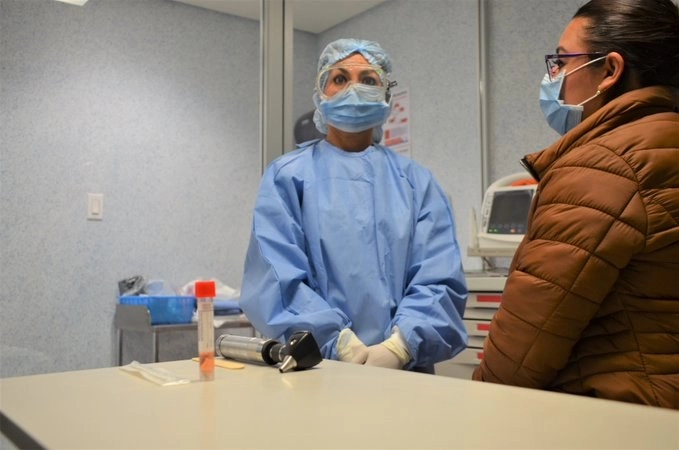 Personal médico toma muestra a paciente para realizar pruebas de detección de Covid-19. Foto tomada del Twitter de @SaludGuanajuato