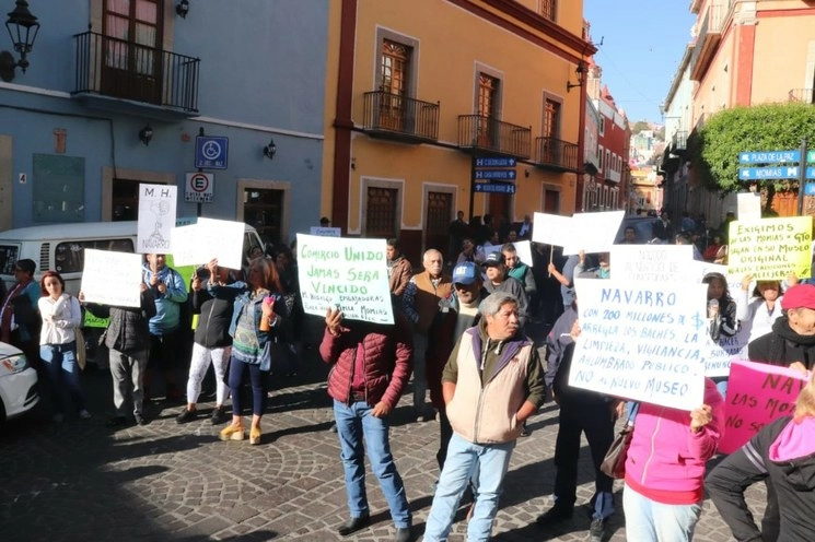 Comerciante protestan por el aumento en el cobro de derecho de piso por parte del Ayuntamiento panista de Guanajuato. Foto Carlos García