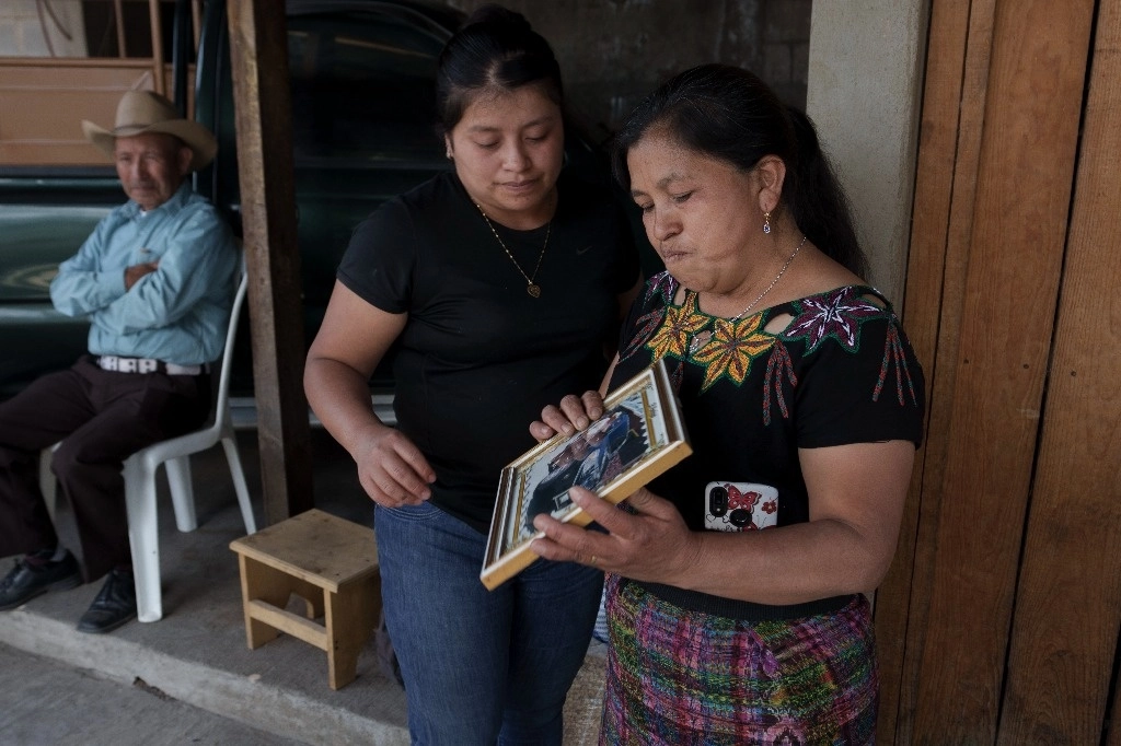 Ana Marina López, esposa del migrante guatemalteco Bacilio Sutuj Saravia, quien falleció en el centro del INM en Ciudad Juárez, Chihuahua, muestra una foto de una de las 39 víctimas. Foto Ap