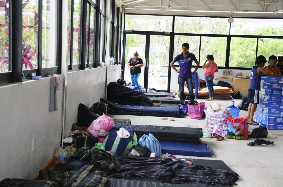 Desplazados por los índices de violencia que viven en Santa María Azul, municipio de San Miguel Totolapan, se encuentran en un albergue en el interior de Instituto del Deporte en Guerrero. Foto Cuartoscuro / Archivo
