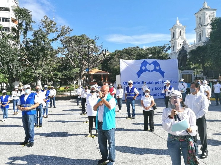 Al centro, Adrián Alarcon Ríos, en el zócalo de Chilpancingo, anuncia medidas para el combate a la pandemia. Foto Sergio Ocampo Arista. 
