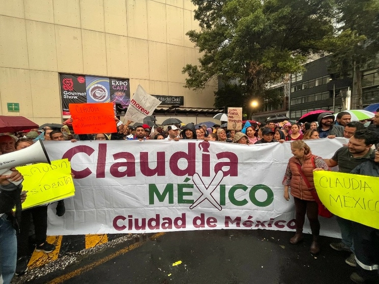 Simpatizantes de la ex jefa de Gobierno en inmediaciones del WTC, donde se dio a conocer el resultado de la encuesta. Foto Luis Castillo