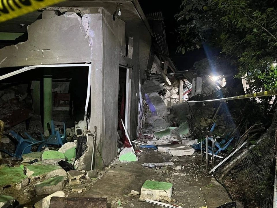 Los restos de la casa donde se produjo de explosión fueron acordonados y son resguardados por soldado del Ejército Mexicano. Foto