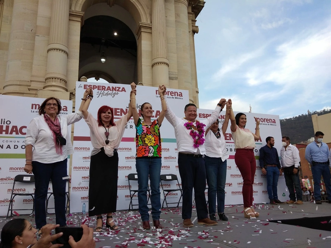 Claudia Sheinbaum, jefa de Gobierno de CDMX, Indira Vizcaíno, gobernadora de Colima y Layda Sansores, gobernadora de Campeche, junto al aspirante de Morena a la gubernatura de Hidalgo, Julio Menchaca. Foto Juan Ricardo Montoya
