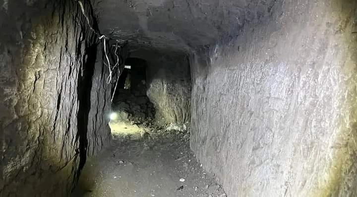 En el lugar se localizó también un túnel con estructura artesanal de aproximadamente 4 metros de profundidad. Foto cortesía FGR Hidalgo