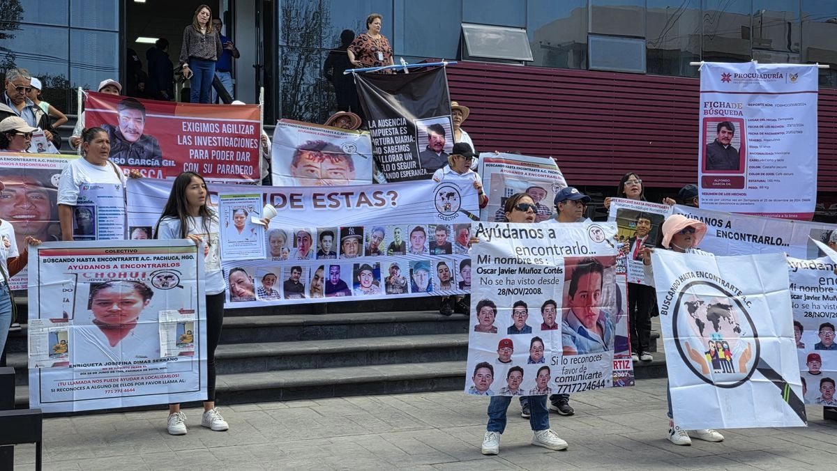 Familiares de desaparecidos en Hidalgo protestan frente al palacio de gobierno de Hdalgo. Foto