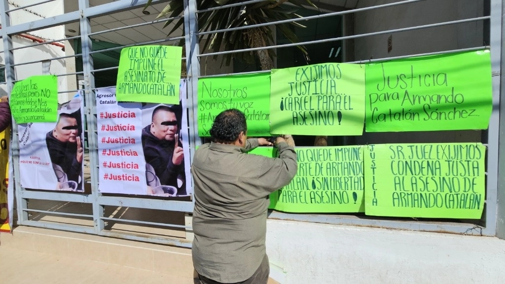  Familiares del joven  Armando Catalán, asesinado en 2023, se manifestaron en los juzgados donde se realizó la audiencia al presunto homicida. Foto Ricardo Montoya