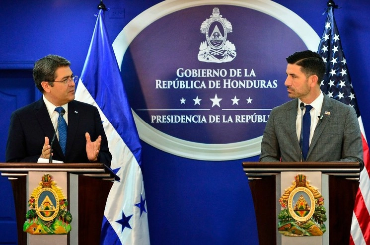 El presidente de Honduras, Juan Orlando Hernández y el Secretario de Seguridad de EU, Chad Wolf, en Tegucigalpa. Foto Afp

