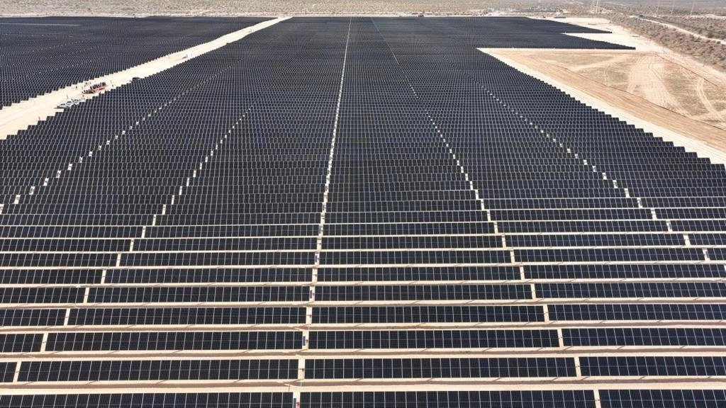 El presidente Andrés Manuel López Obrador inauguró ayer en Puerto Peñasco, Sonora, la primera de tres fases de la central fotovoltaica, que será también la quinta más grande del mundo. Foto tomada del Twitter de Alfonso Durazo