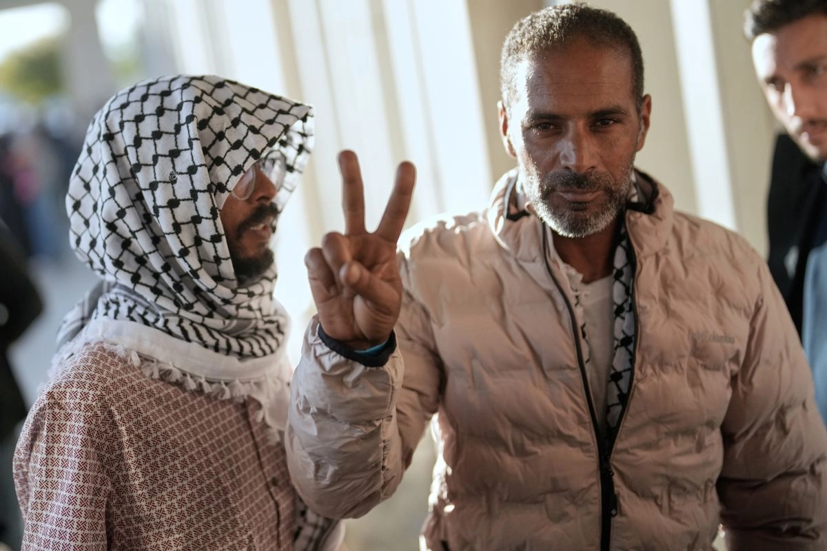 Activista de la Global Sumud Flotilla hace la señal de la paz tras su llegada al aeropuerto de Estambul, Turquía, el 4 de octubre de 2025. Foto 