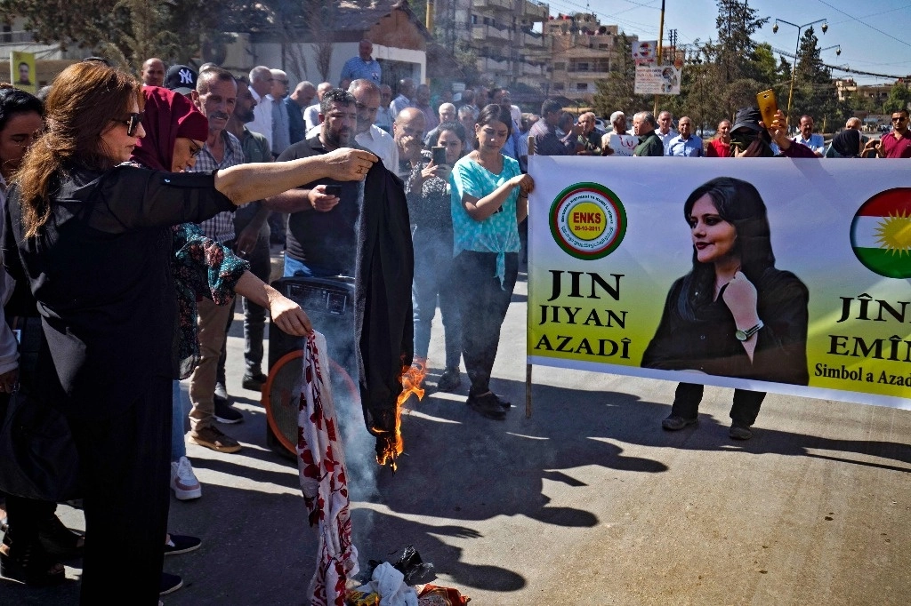 Protesta de solidaridad organizada por el bloque político sirio-kurdo "Consejo Nacional Kurdo", contra la muerte de Mahsa Amini, una mujer iraní de 22 años que murió mientras estaba bajo custodia de las autoridades iraníes, al noreste de Siria, el 10 de octubre de 2022. Foto Afp