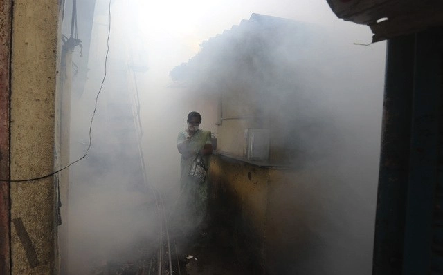 Trabajadores de salud fumigan en Mumbai, India. Foto Ap 