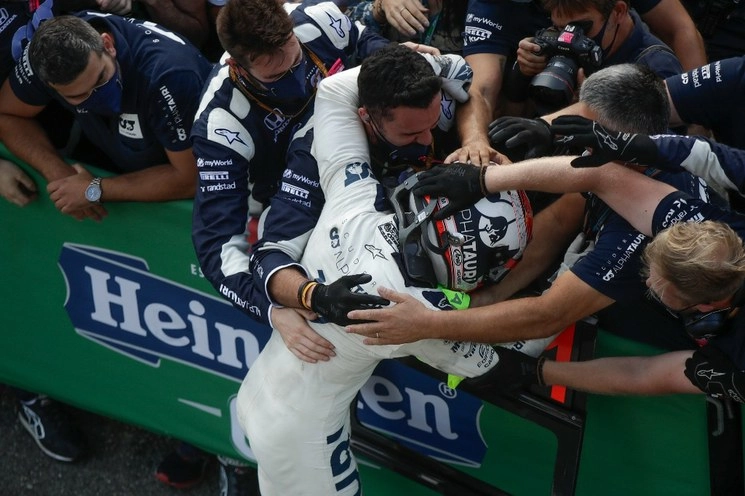 Los fanáticos felicitan al francés Pierre Gasly, de Alpha Tauri, por su triunfo en el GP de Italia, celebrado en Monza, el 6 de septiembre de 2020. Foto Afp