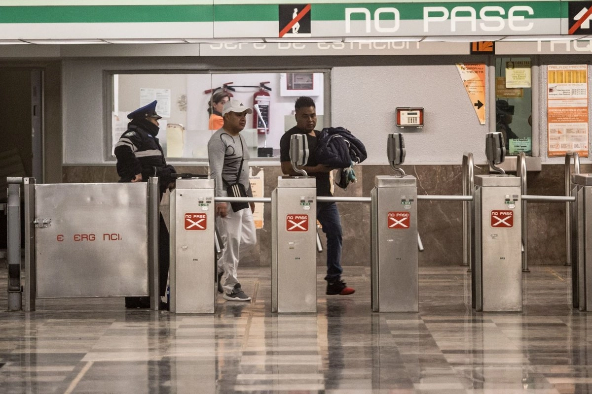 Los uniformados, asignados a la vigilancia en las avenidas Carlos Hank González y Sor Juana Inés de la Cruz, colonia Valle de Anáhuac Sección A, de inmediato pidieron servicios médicos y trasladaron al lesionado al cubículo del Inspector Jefe de Estación.