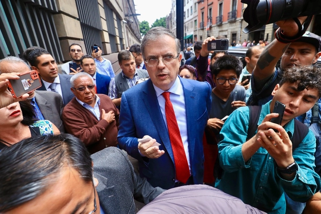 Marcelo Ebrard, próximo titular de Economía, dijo que existe un mayor interés para realizar inversiones en México. Foto Luis Castillo / Archivo