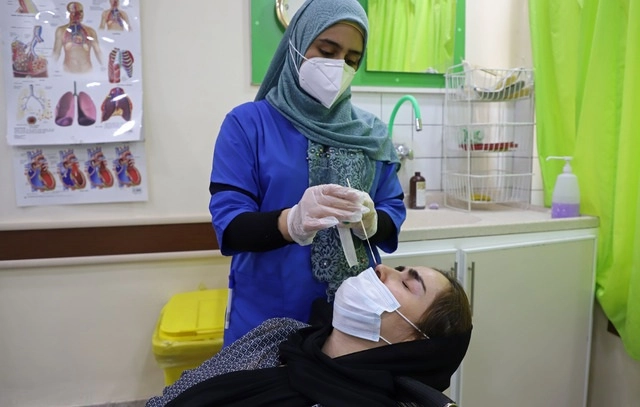 En un hospital de la ciudad de Sulaymaniyah, se aplica la prueba del coronavirus a una mujer kurda-iraquí. Foto Afp 